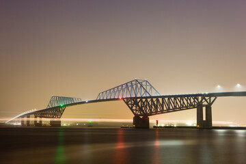 ライトアップされた夕暮れの橋