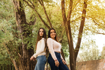 Amigas de paseo en el parque