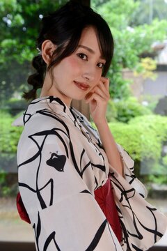 古民家の和室でくつろぐ浴衣姿の美しい女性