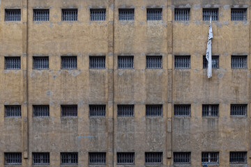 Die düstere Fassade eines Gefängnisses