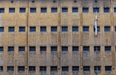 Die düstere Aussenfassade eines Gefängnisses
