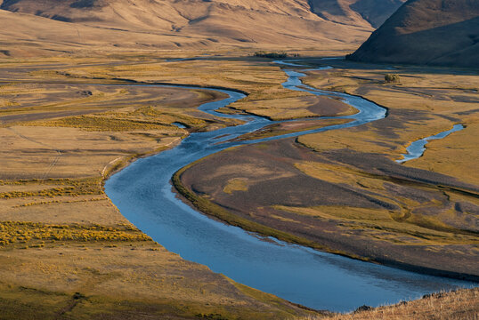 Ein Fluß fliesst durch die mongolische Stepp