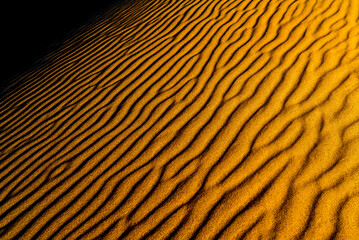 Wellenartige Oberfläche einer Sanddüne in der Dämmerung, Wüste Gobi, Mongolei