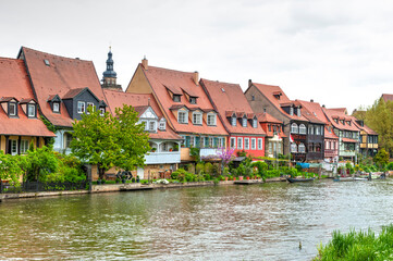 Fototapeta na wymiar Die Regnitz fließt entlang des Bamberger Stadtteils 