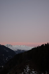 Wundervoller Ausblick am Landwasserviadukt im Kanton Graubünden in der Schweiz bei einem tollen Sonnenaufgang.