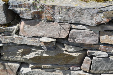 Weinbergsmauer mit herausstehenden Steinen