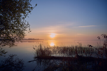 Obraz premium Morning by the lake. Beautiful spring sunrise