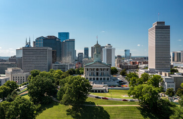 Obraz premium Aerial drone view of the Tennessee state capitol building in Nashville with the business district