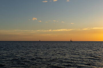 Naklejka premium sailboat on sunset