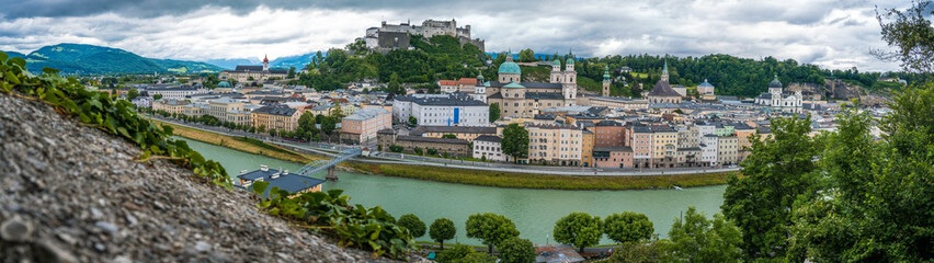 Fototapeta na wymiar Salzburg Panorama Blick vom Kapuzinerberg zum Mönchsberg und Festungsberg