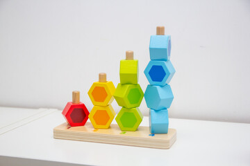 bloques de diferentes colores dispuestos en una mesa blanca, juguetes para niños