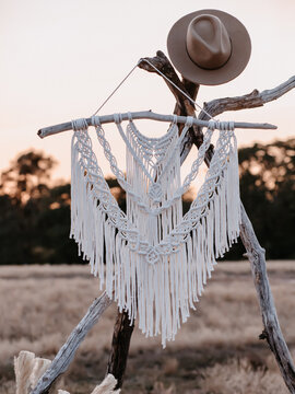 Makramee Arrangement mit Pampasgras auf der Wiese bei Sonnenuntergang