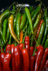 guindillas picantes verdes y rojas, chiles y pimientos