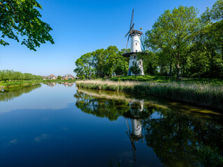 Molen De Hoop is een korenmolen langs de Vest uit 1736 in de vestingsplaats Tholen.