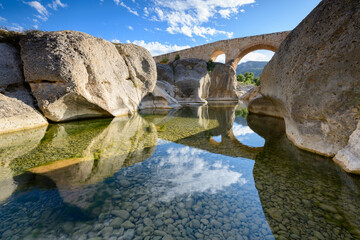 Puente de Cananillas sobre el río Bergantes, cerca de la población de Aguaviva, en la provincia...