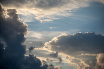 Fototapeta na wymiar Textura de unas nubes de color blanco y negro en un cielo azul. 