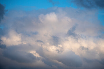 detalle de unas nubes blancas en un cielo azul 