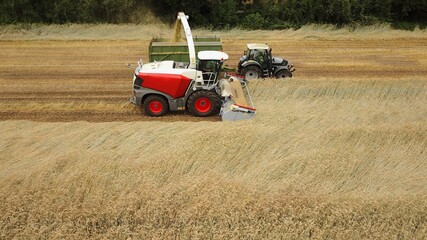 Erntemaschinen auf einem Feld, Landwirtschaft, Agrarpolitik, Lebensmittelerzeugung 