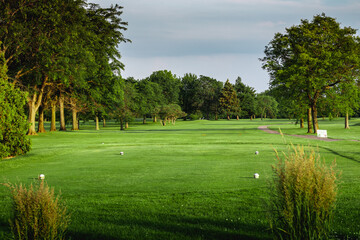 Obraz premium golf course on a sunny day looking at the golf holes
