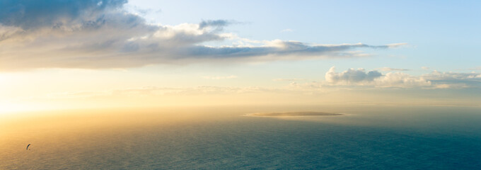 Fototapeta na wymiar sunrise over the ocean 