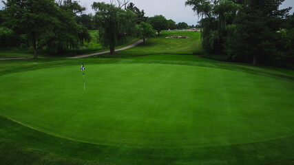 Obraz premium golf course on a sunny day looking at the golf holes