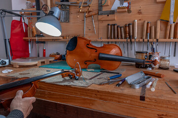 Violin that are repair in luthier workshop 