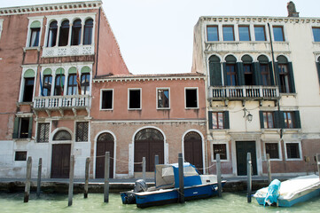 Naklejka premium Schöne Gebäudefassade unmittelbar am Wasser von Venedig