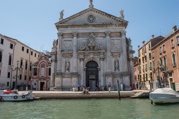 Obraz na płótnie Canvas Wunderschönes altes Gebäude direkt am Wasser in Venedig