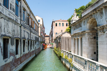 Wunderschöner Kanal mit Booten in Venedig