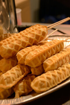gofres o waffle en palitos de piruleta para untar en chocolate