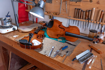 Violin that are repair in luthier workshop 