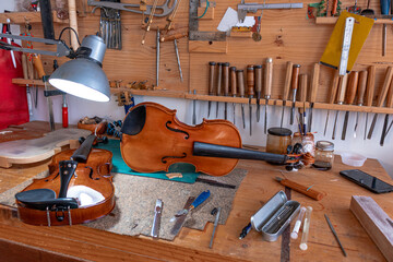 Violin that are repair in luthier workshop  - obrazy, fototapety, plakaty
