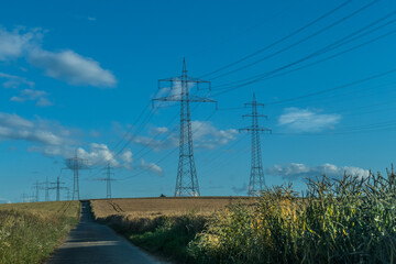 Strommasten und Wolkenhimmel