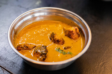 Alitas bañadas en salsa