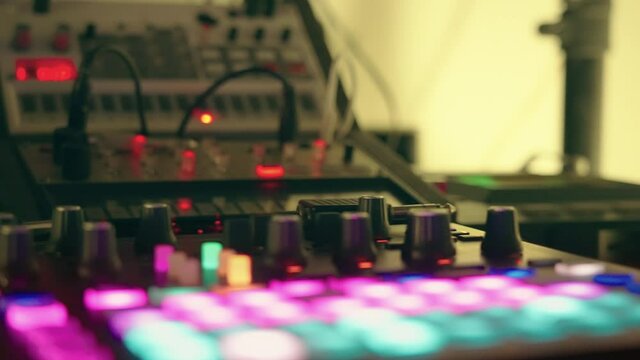 Traveling on a synth table, at first we see the focus on a synth and then in the middle of traveling the focus shifts backwards. the atmosphere is brighter