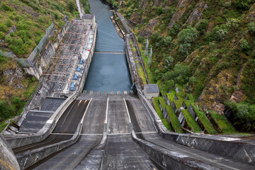 Salto de agua de la presa del embalse de Salime, Asturias.