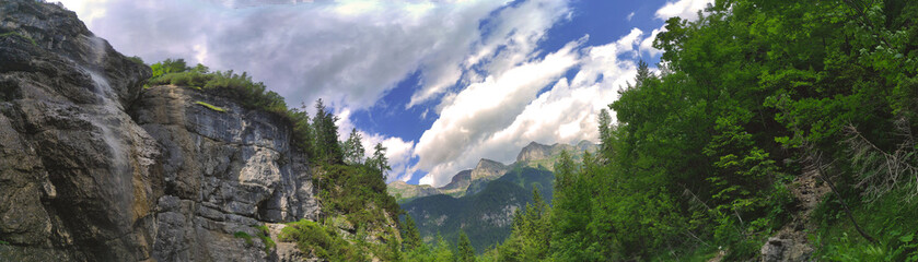 Montagne con cascata