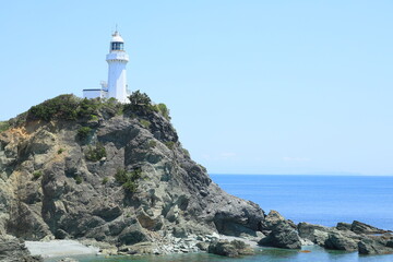 Fototapeta na wymiar 崖の上の灯台