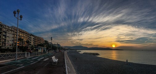 Lev&eacute; de soleil face &agrave; la mer, &agrave; la Promenade des Anglais et &agrave; un banc