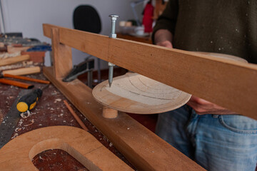 Luthier take measures to get better the violin body