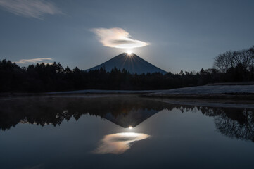 ダイヤモンド富士と彩雲（竜神池にて）