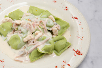 ravioles verdes con salsa carbonara