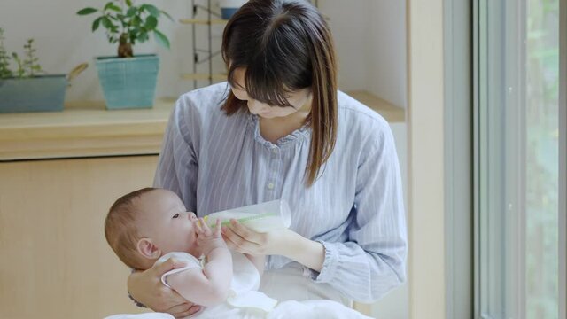 ミルク・授乳・家族・赤ちゃん・育児・子育て
