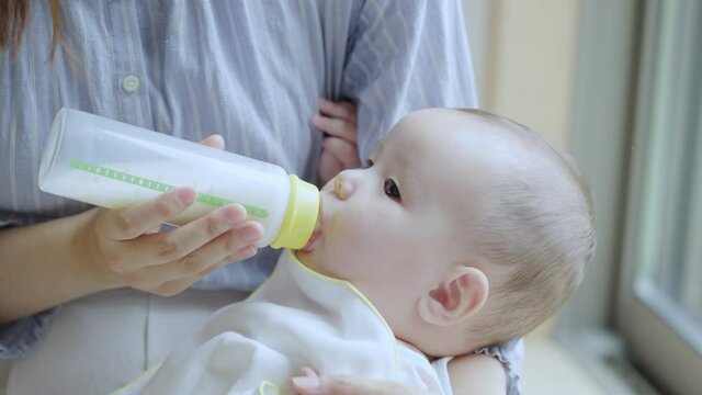 ミルク・授乳・家族・赤ちゃん・育児・子育て