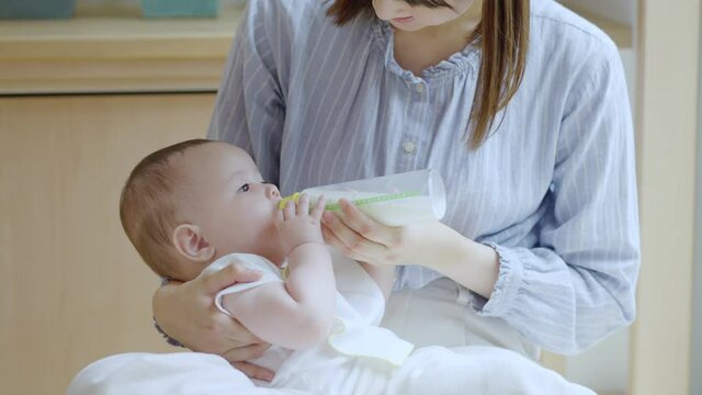 ミルク・授乳・家族・赤ちゃん・育児・子育て