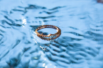 Obraz na płótnie Canvas ring in water. Drops. Golden ring. 