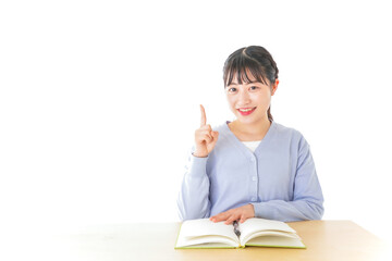 勉強をしながら指を指す若い女子学生