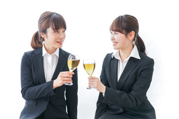 飲み会をする若手社員