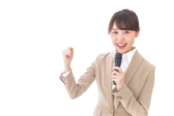 笑顔で資料を持つ若い女性