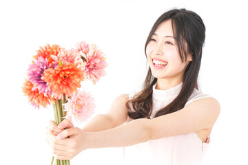 花をプレゼントする女性_母の日